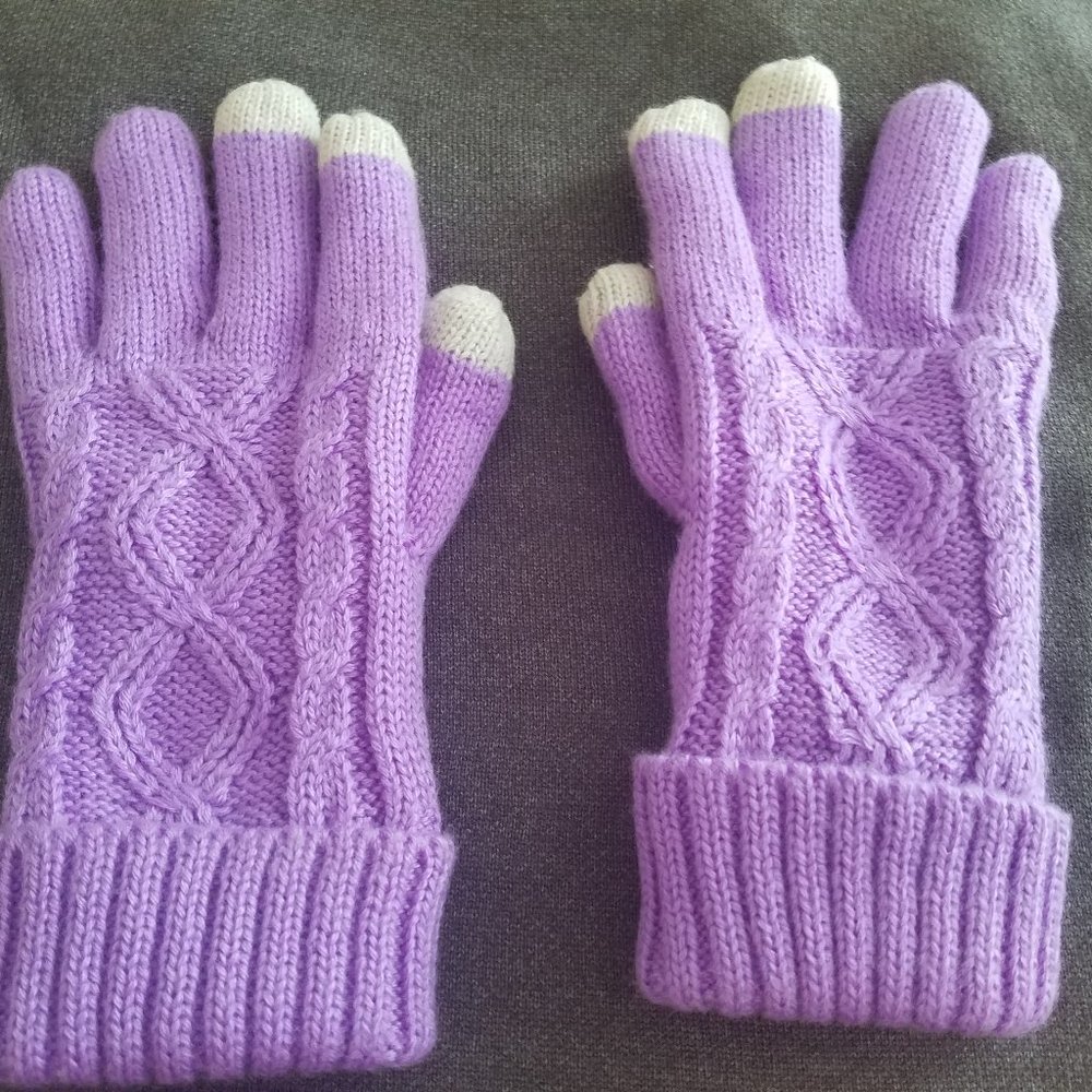 Wonderful warm purple knitted gloves. New.